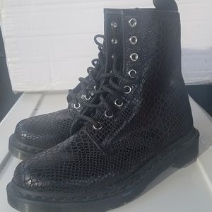 Black snakeskin Dr. Martens sz 8